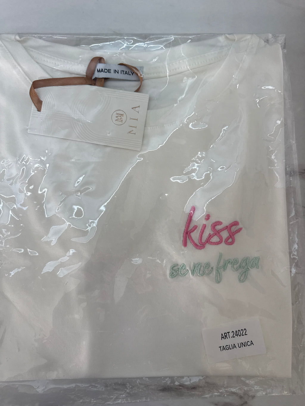 24022 T-shirt “Kiss se ne frega”