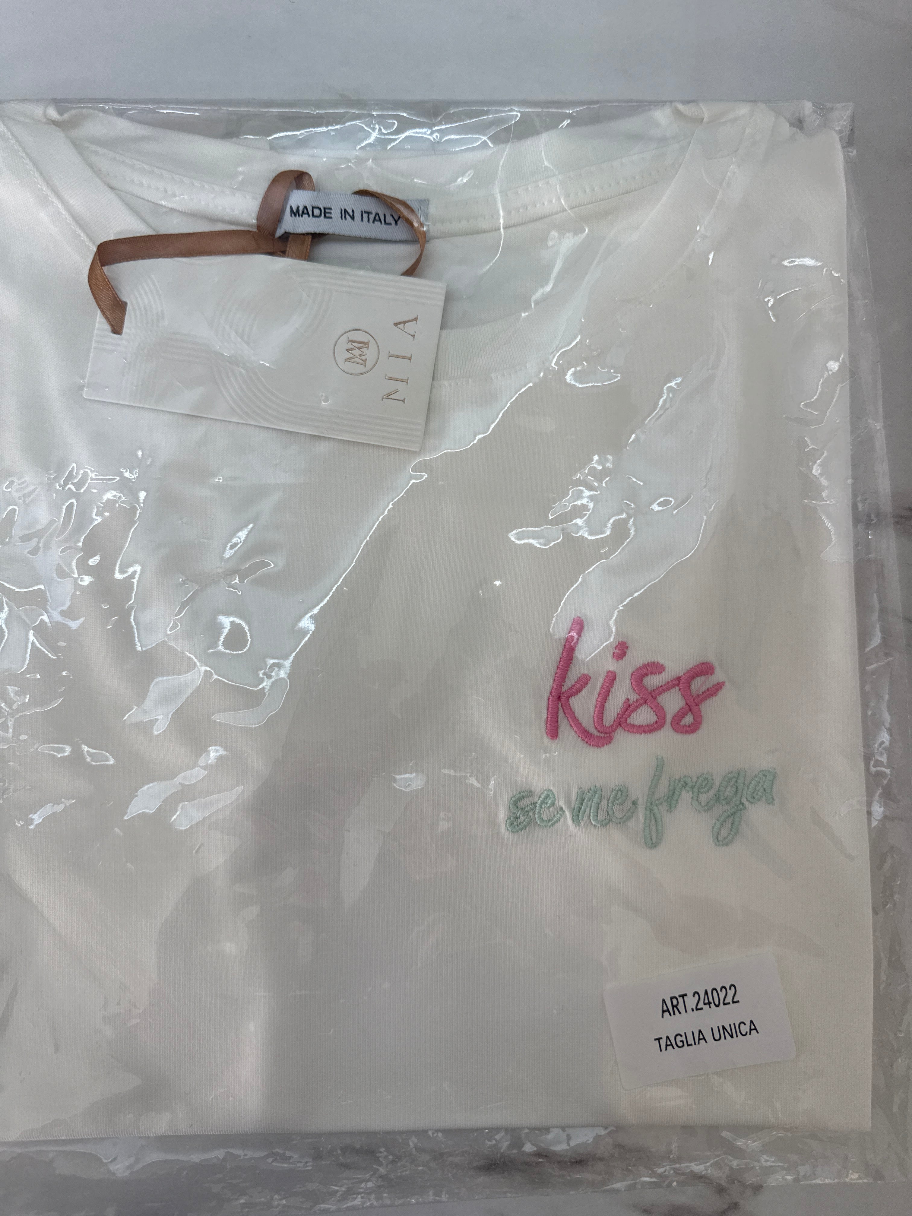 24022 T-shirt “Kiss se ne frega”